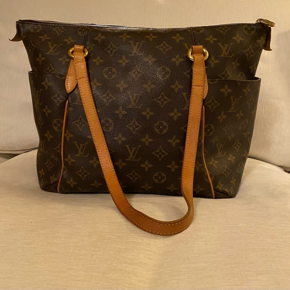 **FIRM PRICE**100% Authentic Louis Vuitton Monogram Totally PM